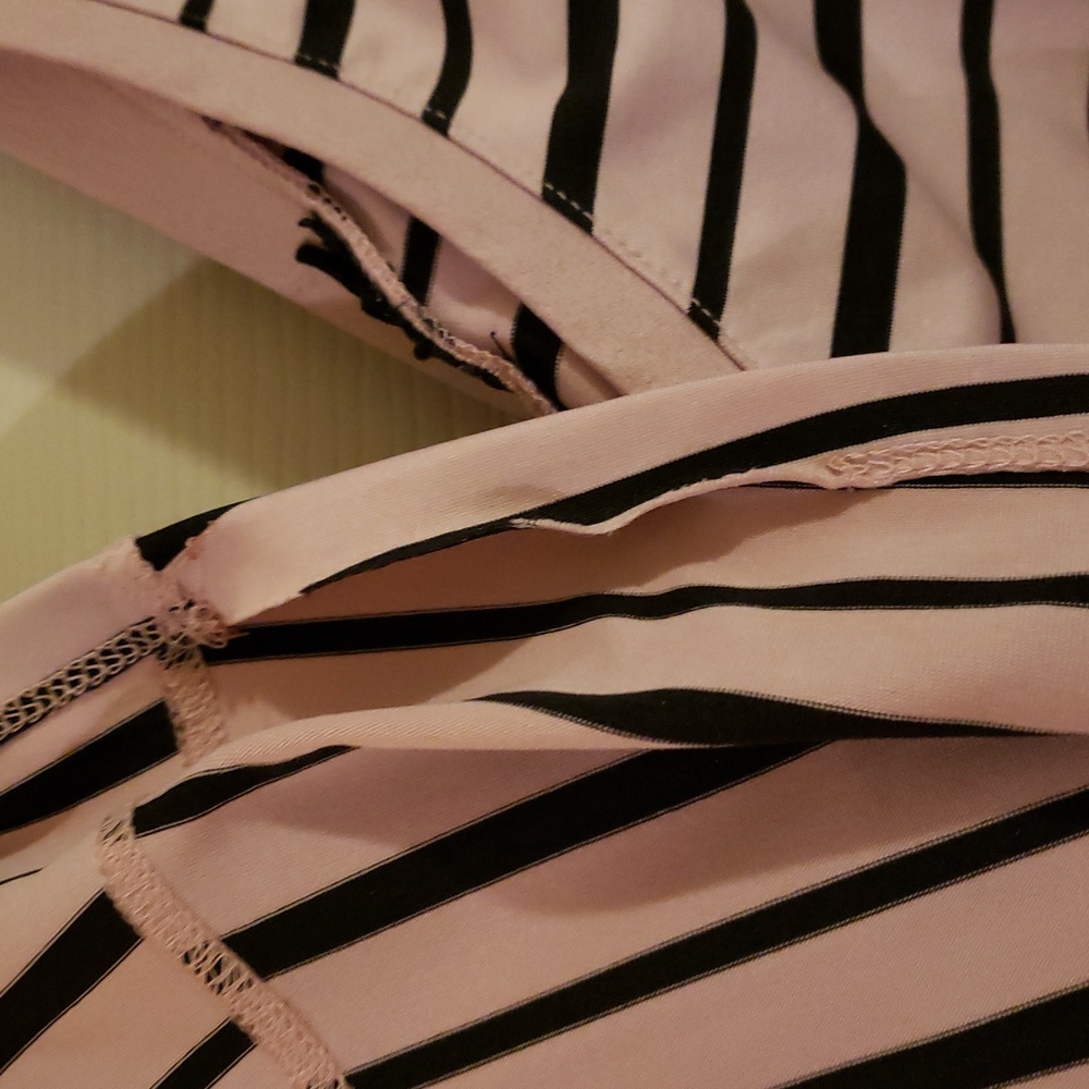 Vintage Striped Pink & Black Women's Top Size M MUST BUNDLE 2+ ITEMS FOR $5 EACH - Picture 3 of 3